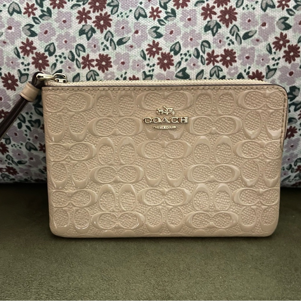 Coach Signature Patent Leather Corner Zip Wristlet in Beige NWOT - Picture 2 of 6